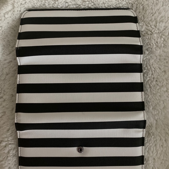 Black and white striped wallet - Picture 3 of 4